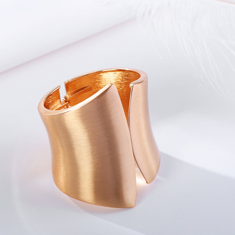 Bracciale asimmetrico