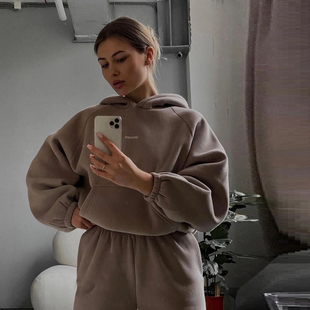 Tuta sportiva in maglia alla moda e di nuovo stile per le donne