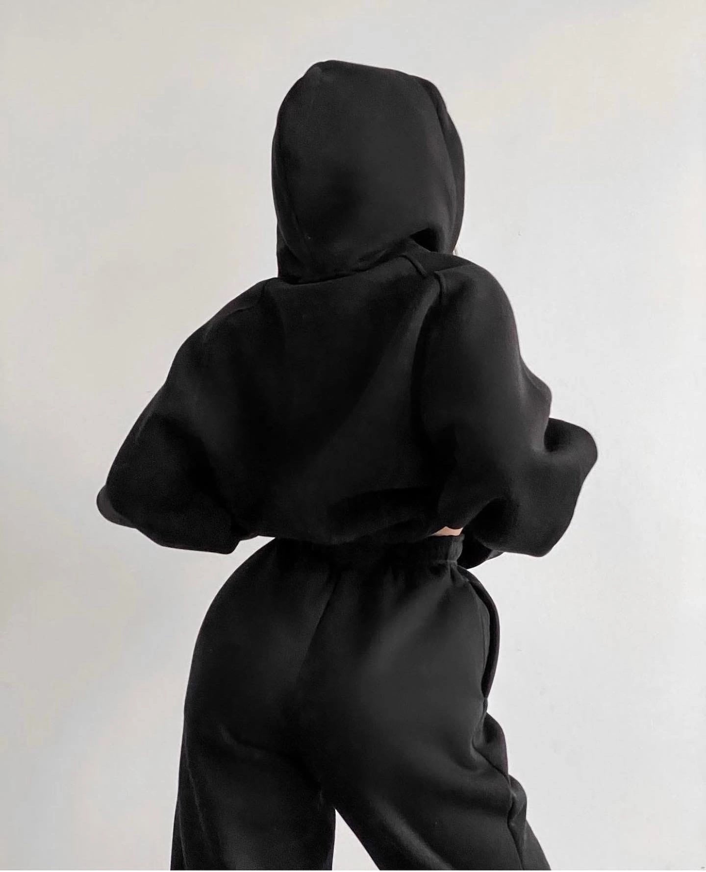 Tuta sportiva in maglia alla moda e di nuovo stile per le donne