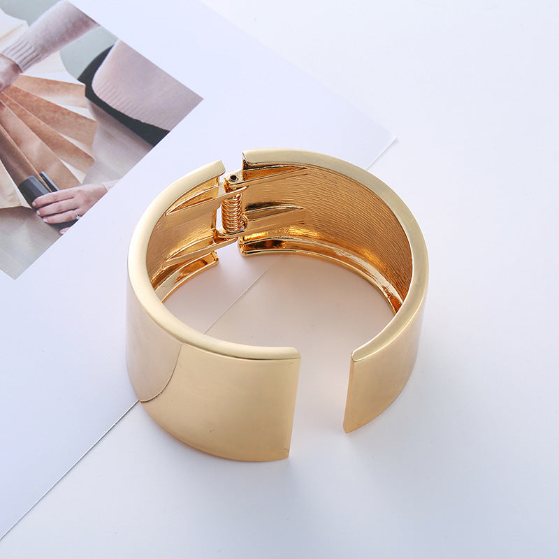 Bracciale asimmetrico