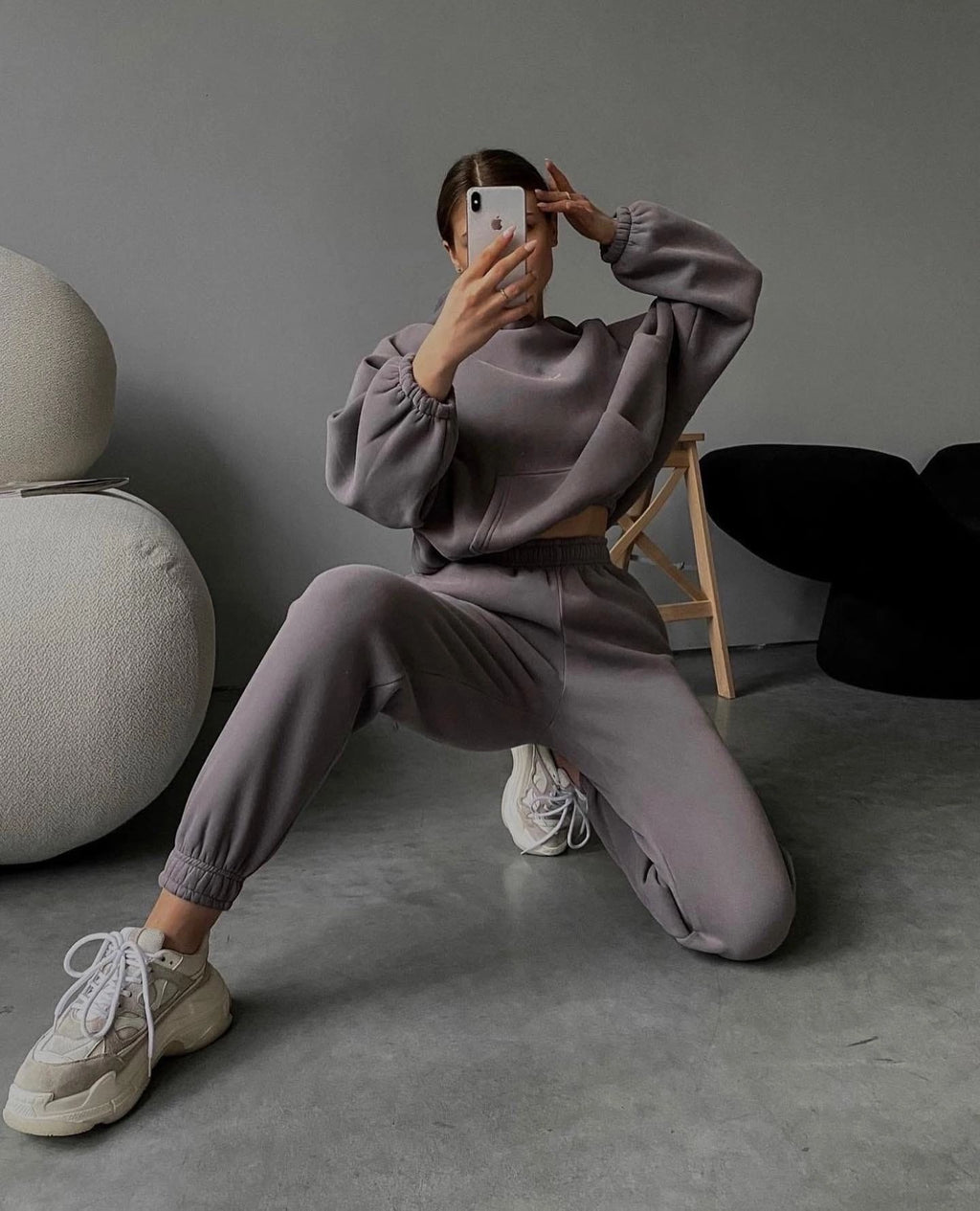 Tuta sportiva in maglia alla moda e di nuovo stile per le donne