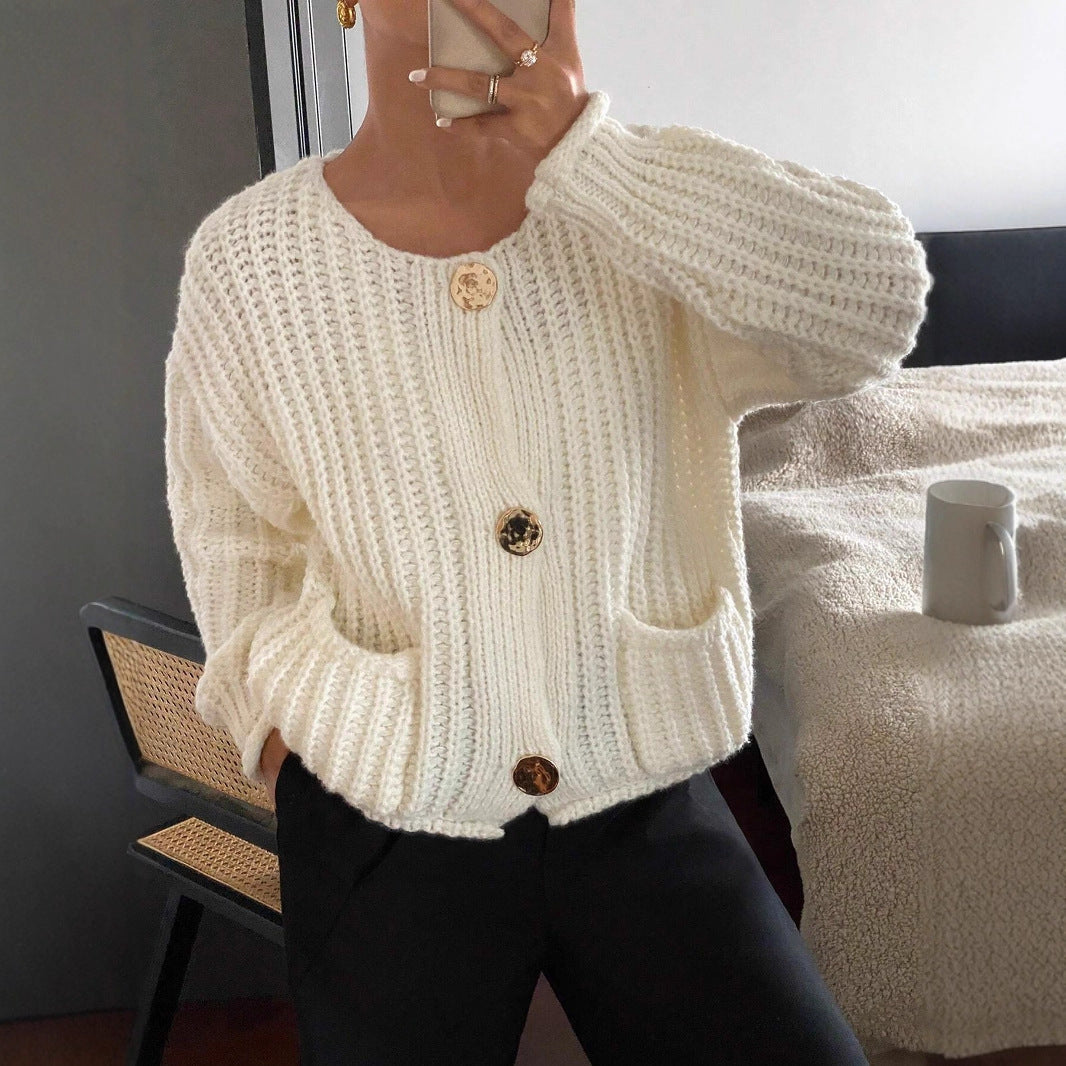 Women's Warm Knitted Sweater With Buttoned Pockets