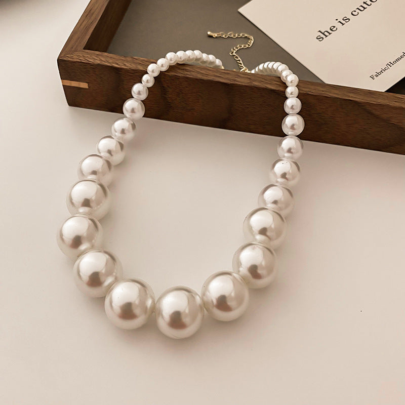 Large and small pearl necklace with French retro nuances